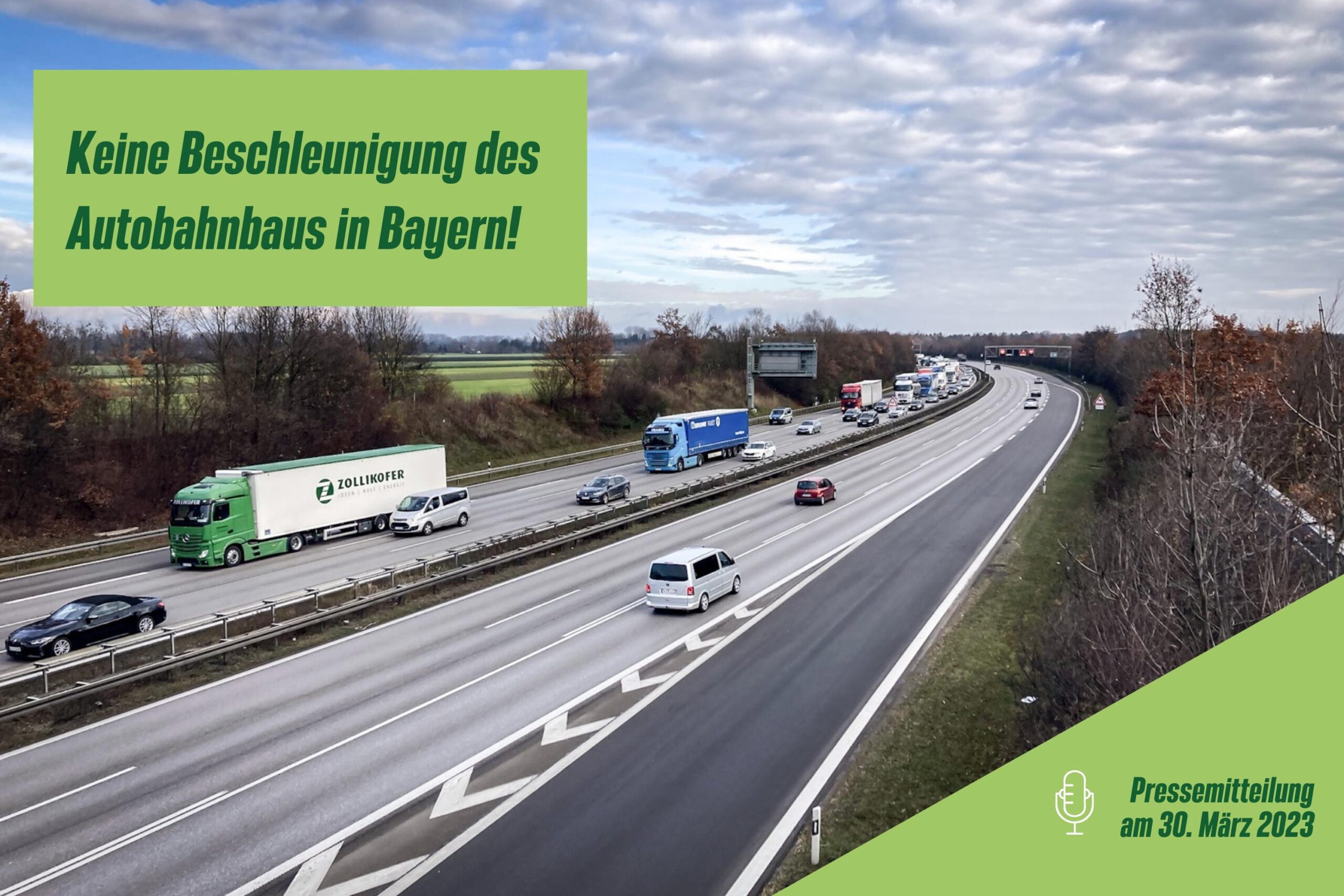 Bundesautobahn mit viel KfZ-Verkehr in Bayern. Davor Text auf grünem Grund: "Keine Beschleunigung des Autobahnbaus in Bayern"