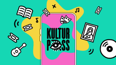 Comic-Piktogramm aus Musik und Kulturbereich vor türkis-gelbem Hintergrund, in der Mitte stilisiertes Smartphone mit Schriftzug: Kulturpass