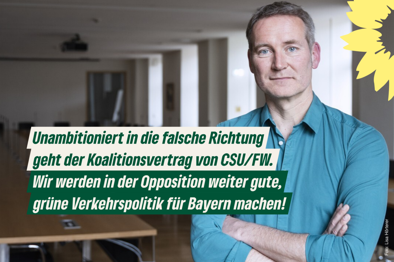 Markus Büchler mit verschränkten Armen im Sitzungssaal der Koalitionsverhandlungen mit Zitat: "Unambitioniert in die falsche Richtung geht der Koalitionsvertrag von CSU/FW. Wir werden in der Opposition weiter gute, grüne Verkehrspolitik für Bayern machen!"
