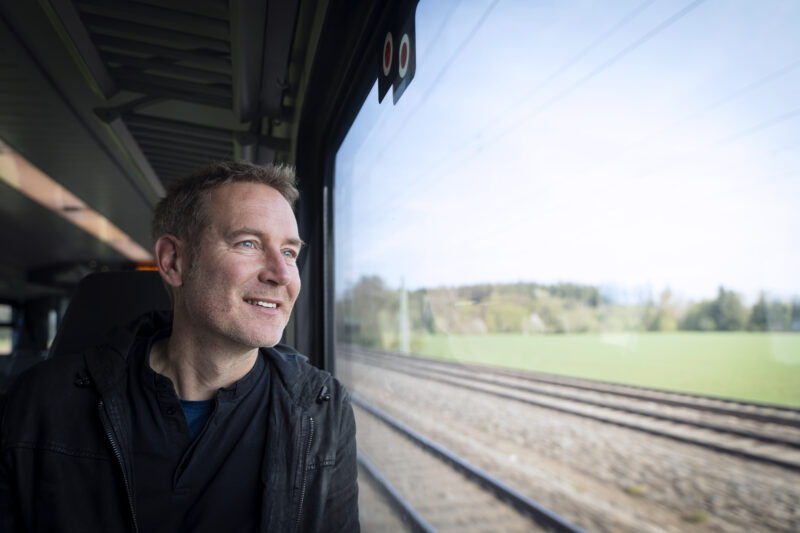 Porträt von Dr. Markus Büchler im Zug