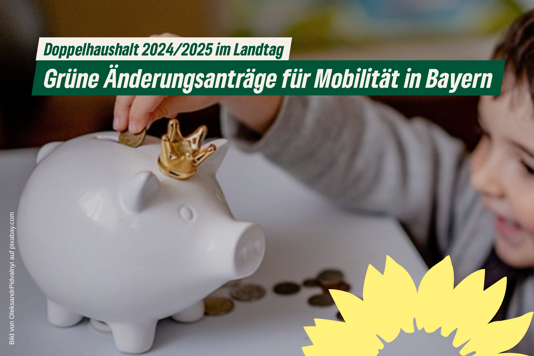 Kind füttert Sparschwein auf Tisch mit Kleingeld. Text: Doppelhaushalt 2024/2025 im Landtag: Grüne Änderungsanträge für Mobilität in Bayern