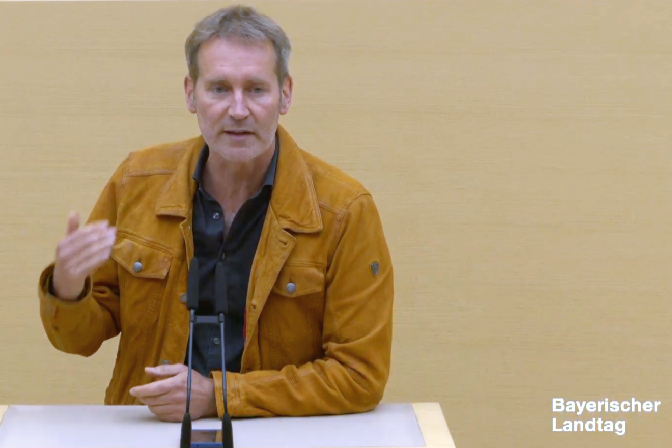 Markus Büchler am Redepult im Plenarsaal des Bayerischen Landtags.