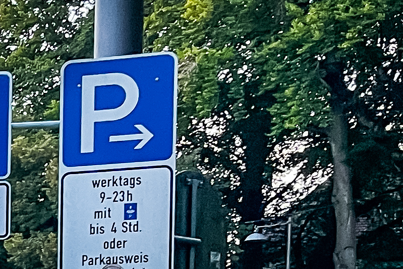 Anwohnerparkschild vor grünen Bäumen