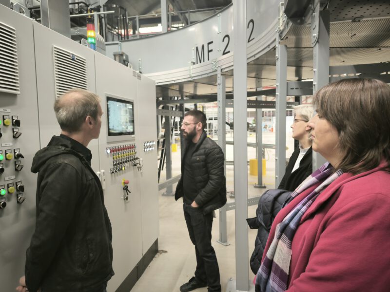 Besuchergruppe vor Anlagensteuerung