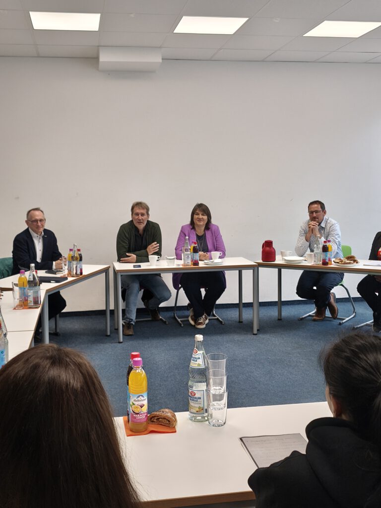Wertvoller Austausch auf Augenhöhe: Landtagsabgeordnete Claudia Köhler und Dr. Markus Büchler besuchen Berufsschulzentrum München Land