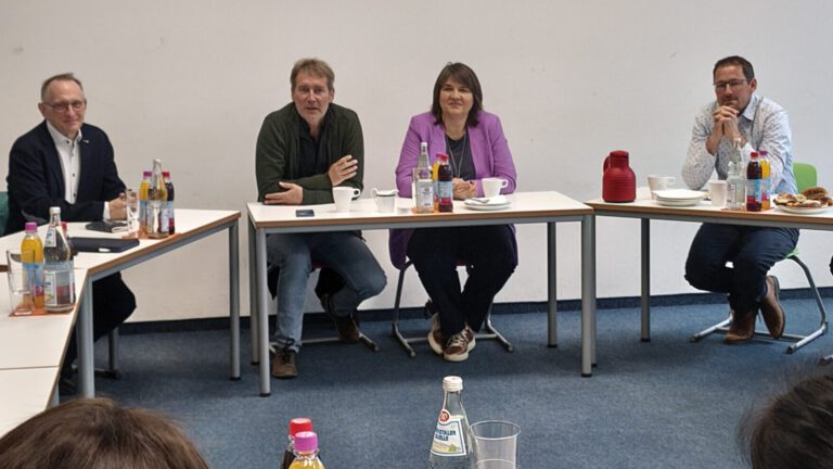 Wertvoller Austausch auf Augenhöhe: Landtagsabgeordnete Claudia Köhler und Dr. Markus Büchler besuchen Berufsschulzentrum München Land