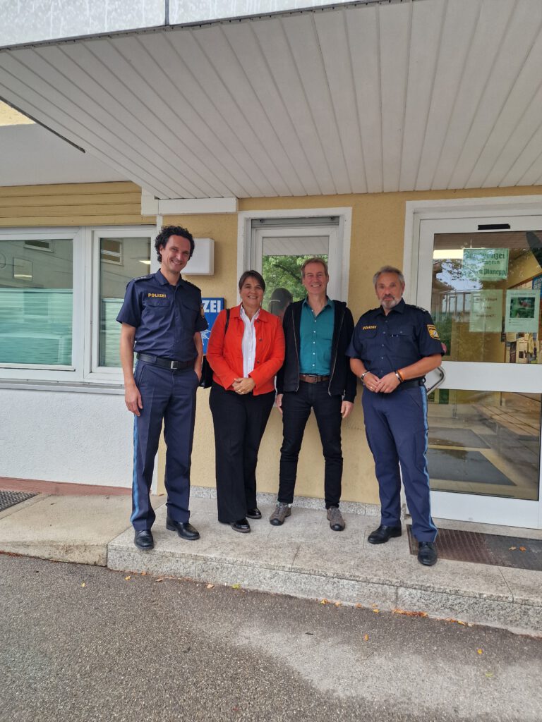 Einblicke in die Polizeiarbeit: Abgeordnete Dr. Büchler und Köhler zu Besuch bei der PI 26 in Planegg
