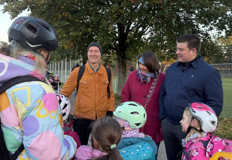 Gemeinsam sicher zur Schule: Unterhachings „Bus mit Füßen“ macht es vor